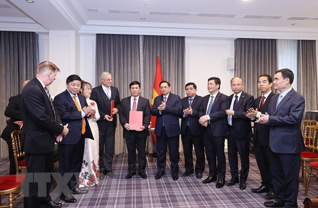 Le PM Pham Minh Chinh reçoit de plusieurs grandes sociétés françaises
